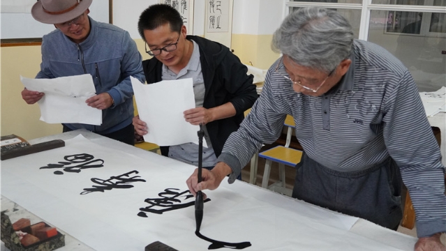 畫家團隊走進迪慶 將書畫藝術融入旅游景區和美麗村鎮建設中