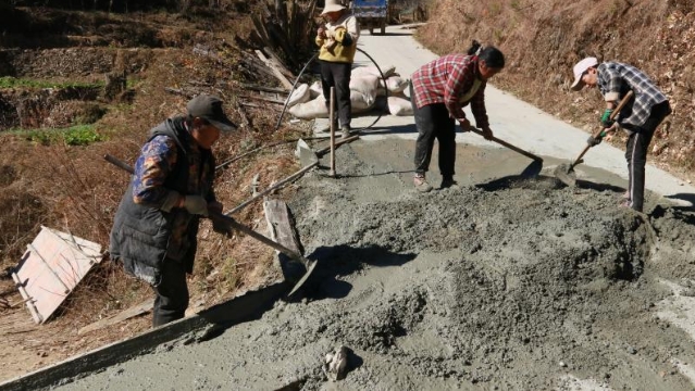 虎跳峽鎮群眾自發修繕田間路