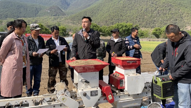 維西縣水稻機械化育秧現場會在塔城鎮召開