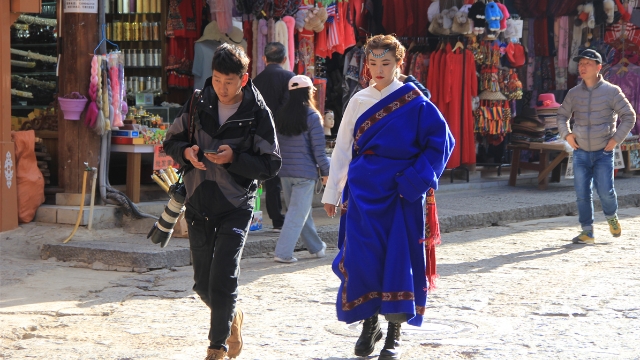 民族服飾體驗及藏服寫真成為游客“新寵”