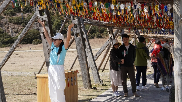 “五一”小長假前三日，普達措國家公園客流量上萬