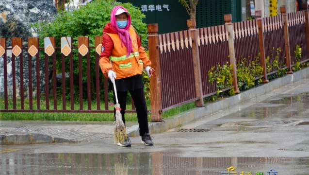 香格里拉市環衛工人雨中清掃街道