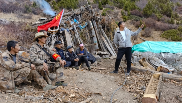 德欽縣佛山鄉巴美村平安邊界建設蟲草山現場管控工作