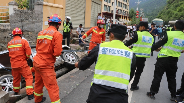 香格里拉經濟開發區發生車禍，4人被困…