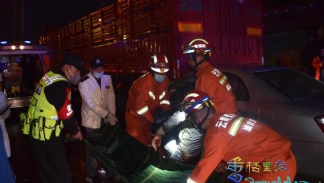 驚險！轎車追尾掛車，香格里拉多方聯動救助被困司機