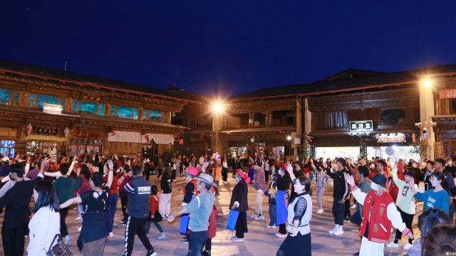 香格里拉民族廣場(chǎng)舞鬧熱獨(dú)克宗古城
