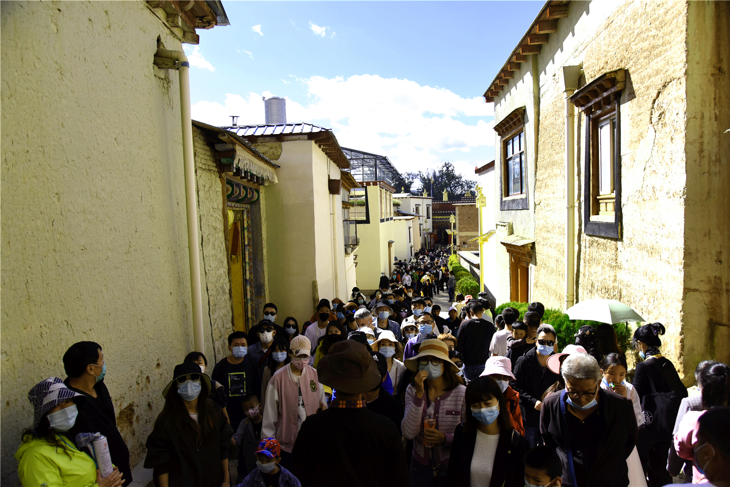 國慶假期松贊林景區游客爆滿