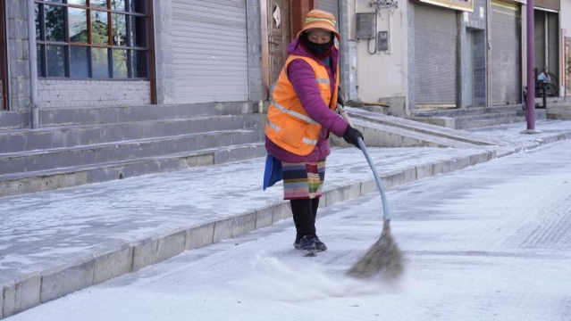 降雪后，香格里拉環衛工掃雪不停歇