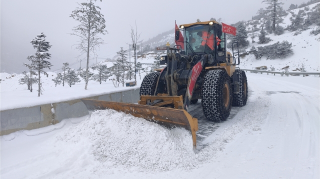 德欽公路分局“浴雪”奮戰保暢通