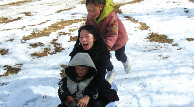雪后，這里成了孩子們的“滑雪場”