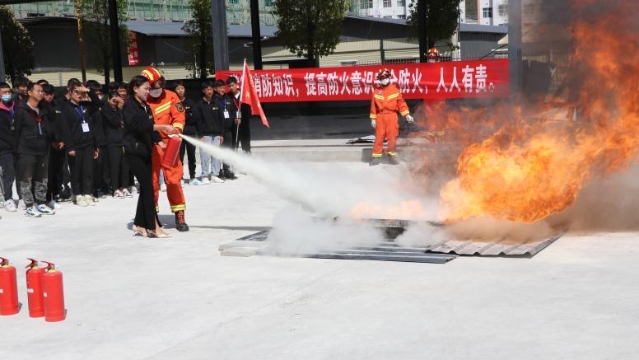 維西消防救援大隊(duì)到市政公司開(kāi)展消防演練