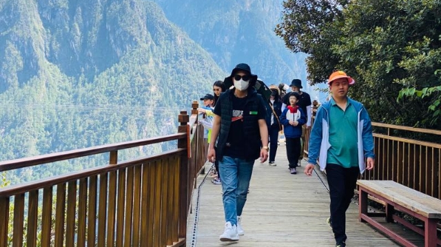 7月的迪慶草原花海、清風(fēng)涼爽，滿足你對(duì)夏天所有的想象！