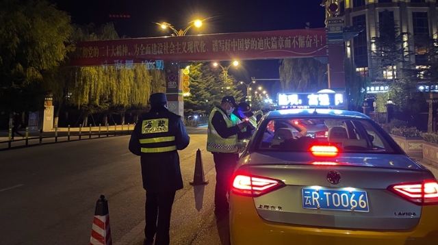 【創建文明城市】香格里拉市運政管理所展開出租行業專項整治夜查行動