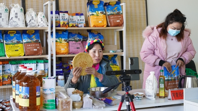 迪慶高原特色農產品促銷活動在迪慶郵政分公司大院內舉行