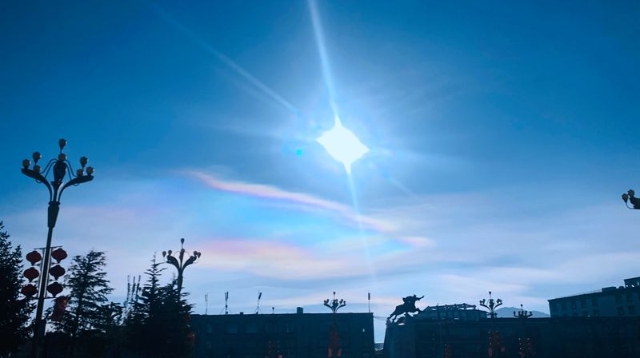 香格里拉天空現七彩云