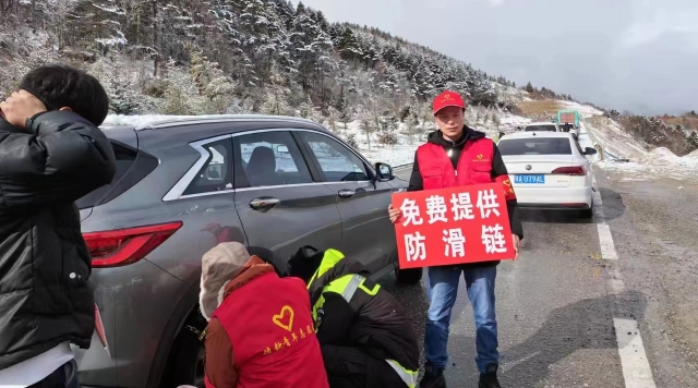 “熒光綠”+“志愿紅”，成為白茫雪山最靚麗的底色