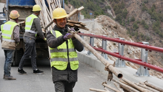 德貢公路提升完善工程建設（德欽斷）進入收尾階段