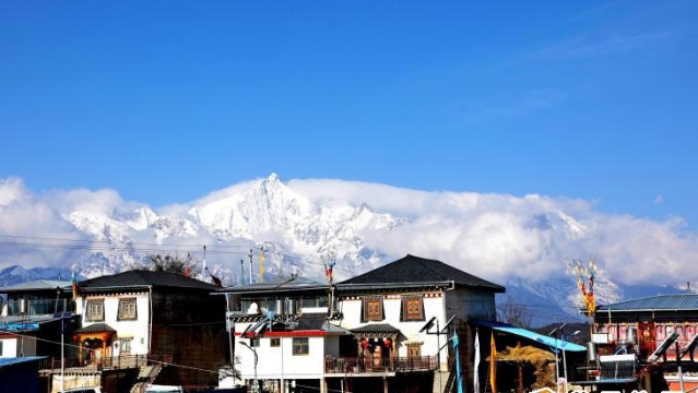 德欽縣升平鎮霧濃頂小組藏式民居與雪山相映成趣