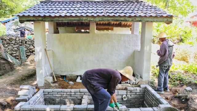 工人正在金江鎮吾竹村進行農村三格式戶廁建設