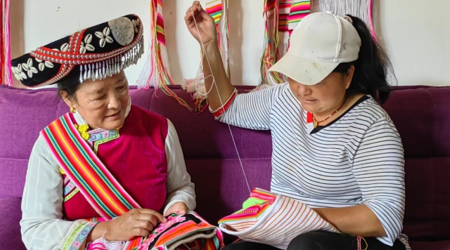 非物質文化遺產代表性傳承人教授村民傈僳族服飾刺繡技藝