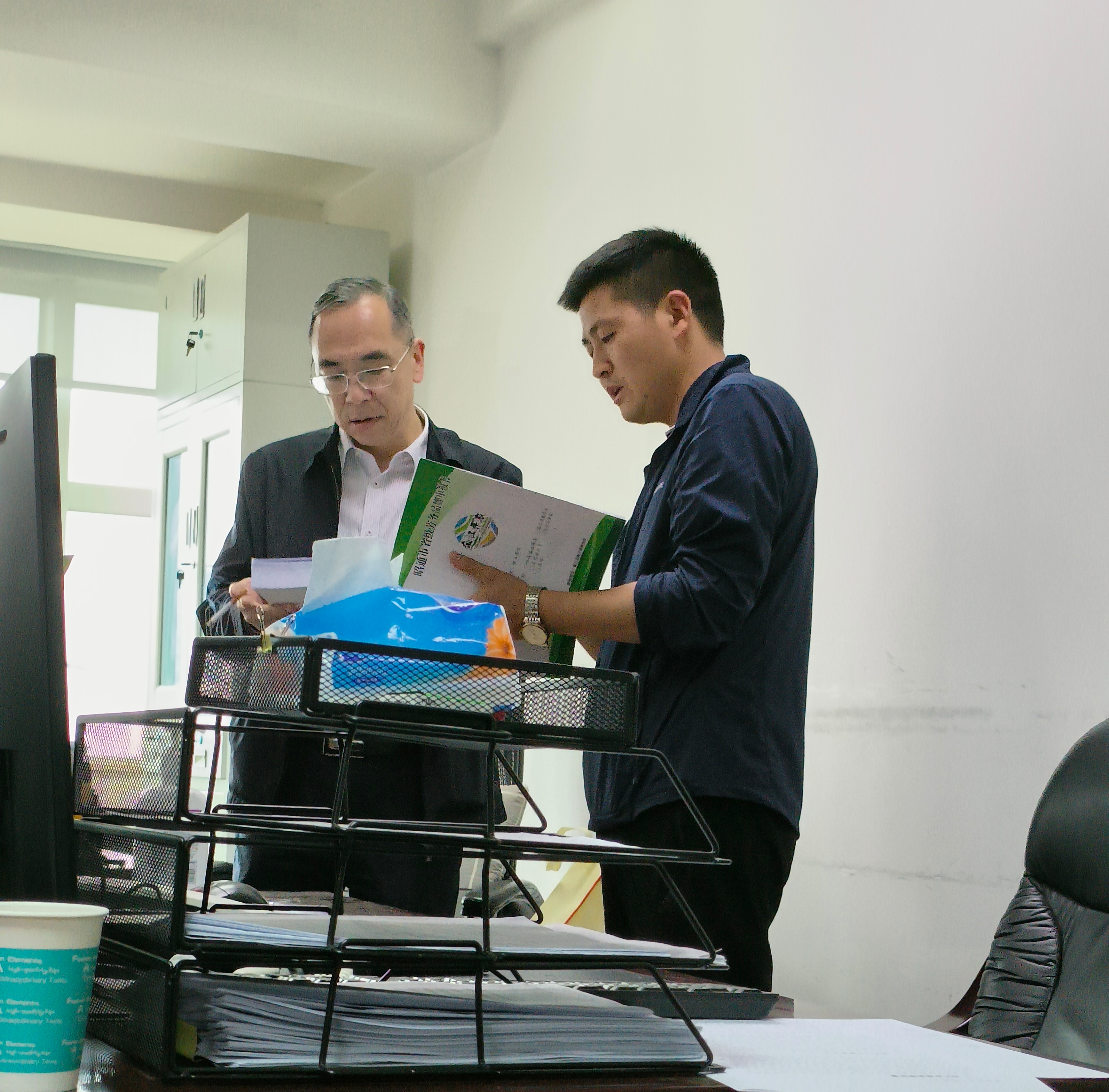 昭通市公共就業和人才服務中心副主任董程鵬工作中.jpg