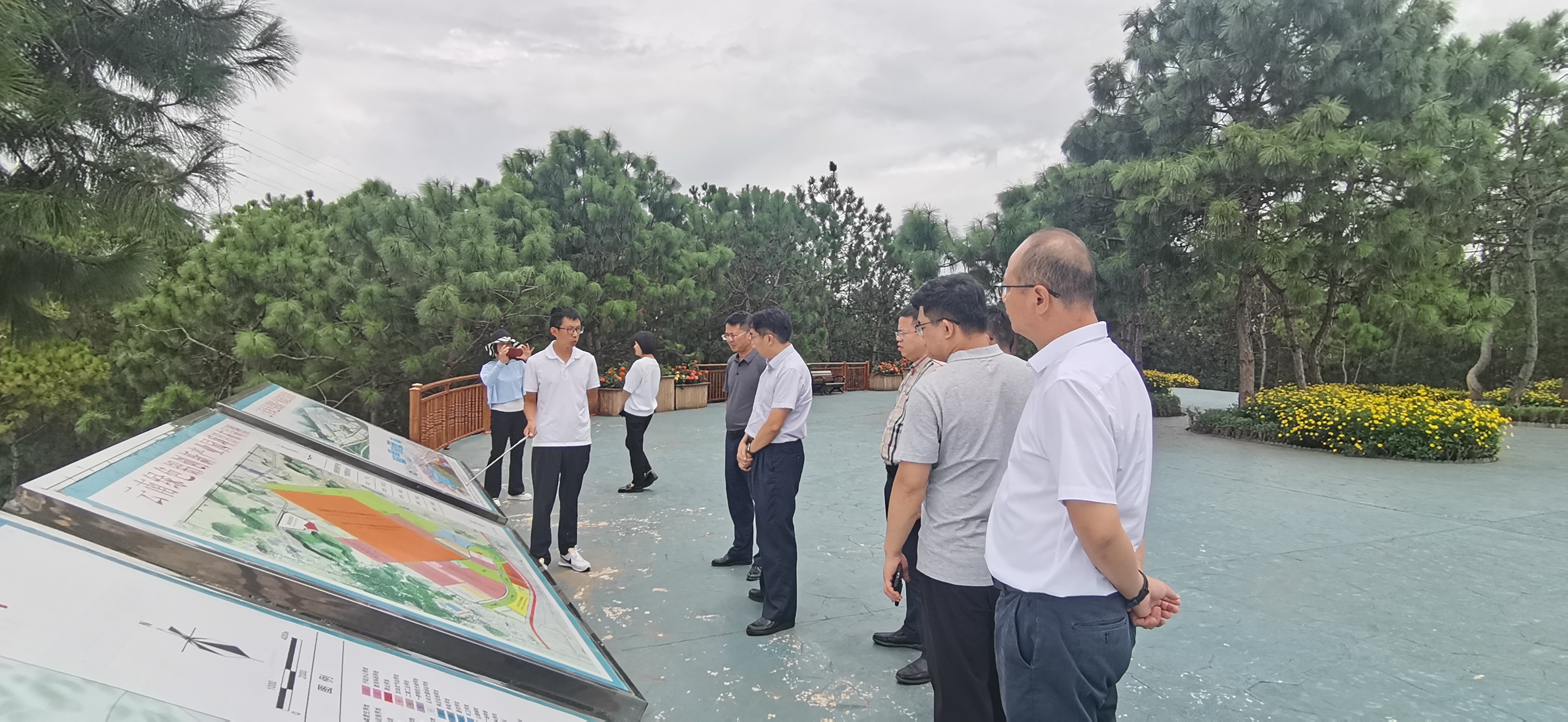 云南綠色鋁創新產業園項目建設硯山指揮部辦公室負責人王喬長工作中.jpg