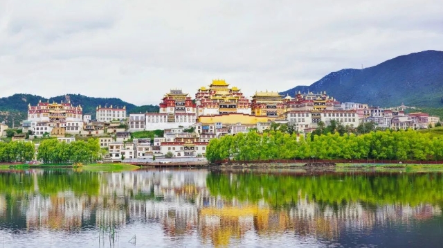 想和您在松贊林景區合影