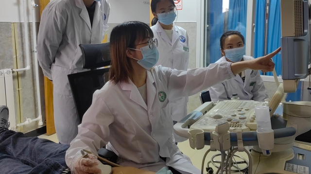 上海超聲科專家計婕以操作示教的方式教授維西縣人民醫院超聲科醫務人員