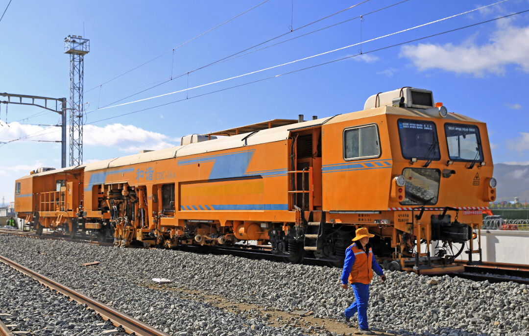 2、軌道車進行大機搗固作業（副）.jpg