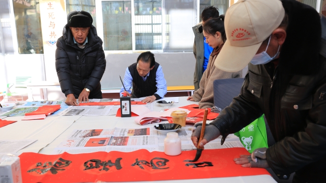 香格里拉市老干部：發揮余熱進社區 新春送“福”樂百姓
