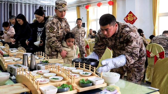 武警云南總隊(duì)機(jī)動(dòng)某支隊(duì)開(kāi)展品嘗“軍營(yíng)過(guò)橋米線”活動(dòng)