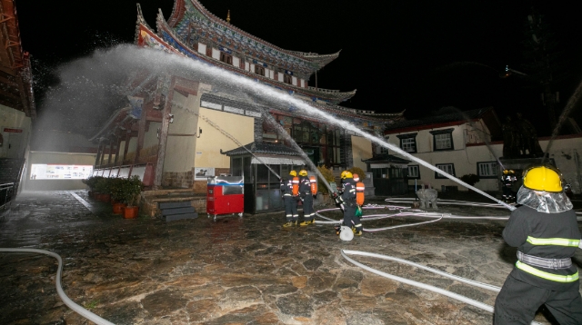 迪慶州消防救援支隊開展典型場所滅火救援實戰演練