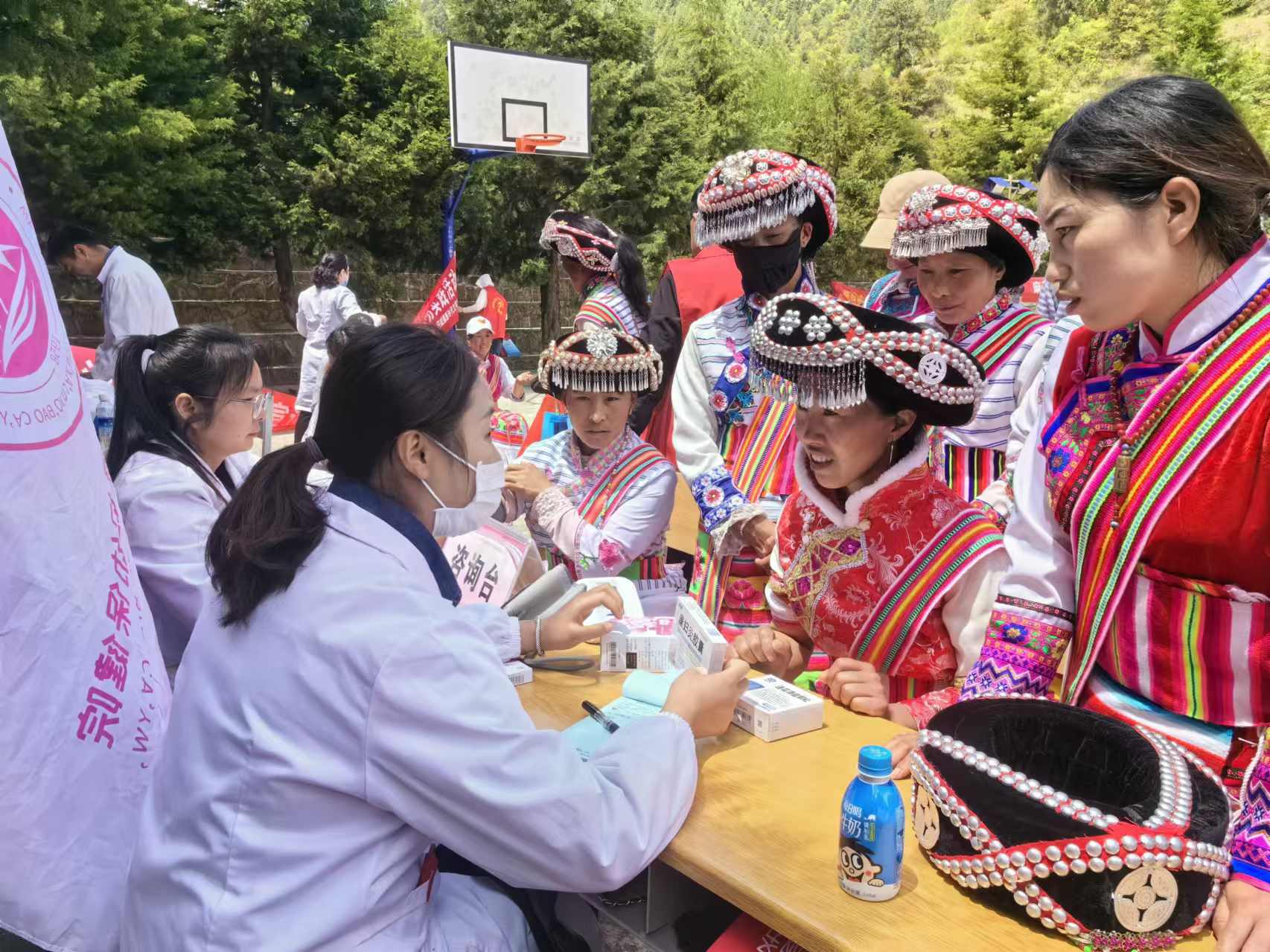 上海幫扶專家、維西縣人民醫院醫師組成的先鋒醫療隊多次深入村組開展巡回醫療志愿服務活動