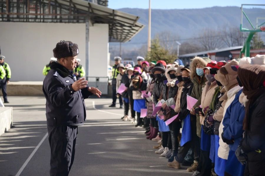 香麗高速公路交巡警大隊深入香格里拉市小中甸鎮團結村、和平村、聯合村，開展“禁止行人上高速”主題宣傳