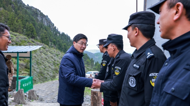 羅朝峰到東旺鄉蟲草山調研和諧邊界建設情況