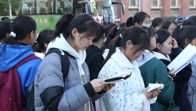 千名學子赴考 多部門聯動護航