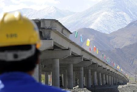 正在建設中的拉薩納金大橋