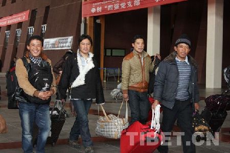 節前返家的乘客紛紛從老家回到拉薩