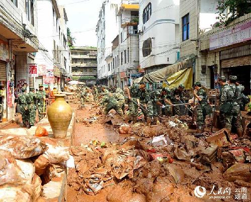 武警官兵正在清掃淤泥。（華坪縣政府新聞辦 供圖）