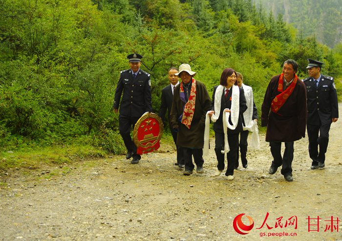 當地群眾歡迎迭部林區基層法院巡回法庭，為法官們獻上了潔白的哈達。