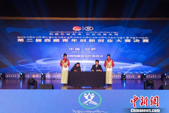 圖為大賽創(chuàng)業(yè)項(xiàng)目與相關(guān)企業(yè)現(xiàn)場簽約?！『闻罾?攝