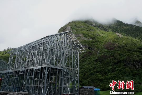 圖為玉麥鄉正在實施生態文明小康示范點建設，居民住宅進行全面改造，別墅式建筑均采用裝配式輕鋼龍骨結構，具備抗震、防銹等特點。　江飛波 攝