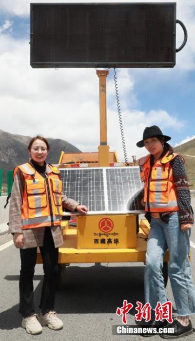 圖為萍措(右)在采訪過程中留影。(資料圖片) <a target='_blank' href='http://www.chinanews.com/'><p  align=
