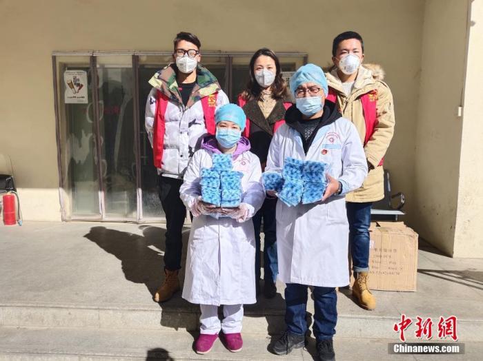 圖后排中間為萍措。(資料圖片) <a target='_blank' href='http://www.chinanews.com/'><p  align=