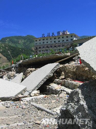  這是北川縣城內一處廢墟（7月5日攝）。當日，記者經特許進入地震重災區北川縣城采訪，用相機記錄下北川縣城的現狀。 