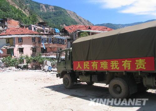 防化兵某部的軍車停在北川縣城內（7月5日攝）。7月5日，記者經特許進入地震重災區北川縣城采訪，用相機記錄下北川縣城的現狀。