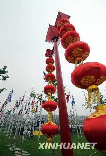 這是7月28日拍攝的奧運(yùn)村內(nèi)的紅燈籠。 隨處可見的中國元素為奧運(yùn)村增添了風(fēng)采，也方便了來自世界各地、參加北京奧運(yùn)會的賓朋體驗獨(dú)特的中國文化。 新華社記者 李勇 攝 