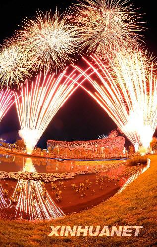 8月2日，北京奧運(yùn)會(huì)開幕式進(jìn)行第二次彩排，燃放的焰火綻放在北京上空。