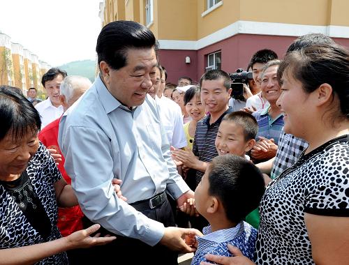 7月8日至13日，中共中央政治局常委、全國政協(xié)主席賈慶林在吉林調(diào)研。這是7月10日，賈慶林專程來到去年洪澇災(zāi)害受災(zāi)最重的永吉縣口前鎮(zhèn)，看望慰問受災(zāi)群眾，詳細了解災(zāi)后恢復(fù)重建情況。新華社記者 馬占成 攝