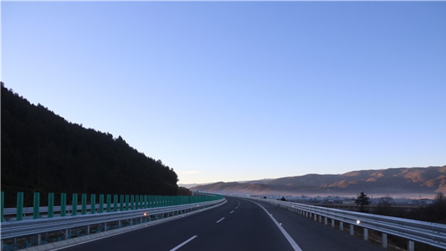 云南迪慶：鄉村公路“拉來”了群眾好生活
